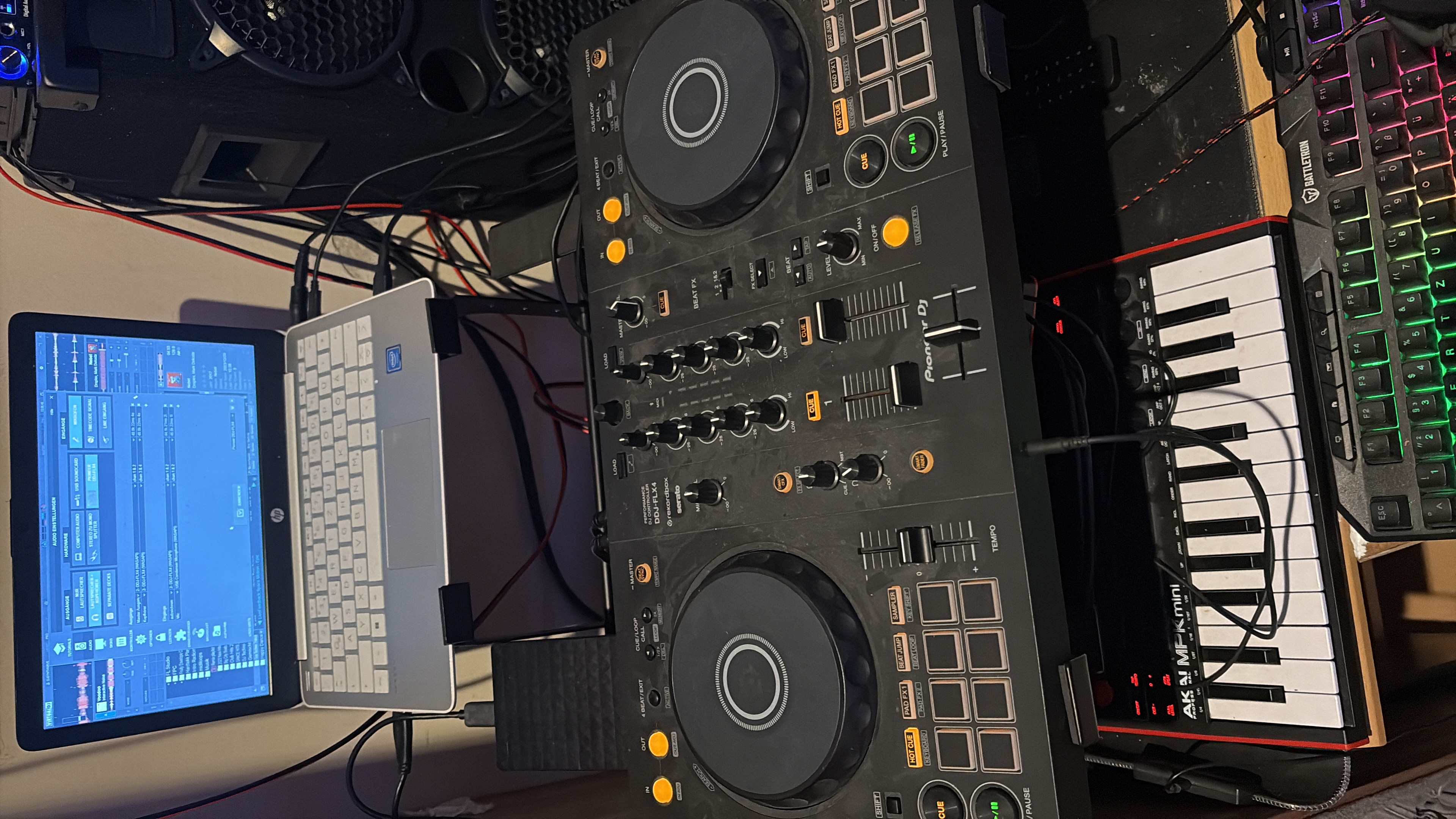 Fotografía real de una DDJ-FLX4 con sus dos columnas de perillas HIGH, MID y LOW marcadas por color